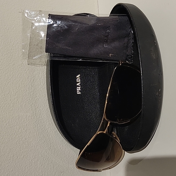 Prada sunglasses - Picture 4 of 5